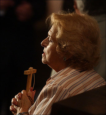 argentine woman praying for John Paul II